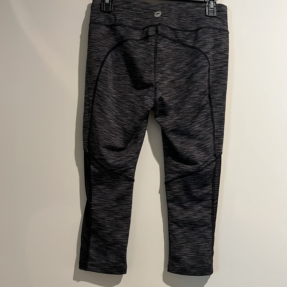 Avia gray black capri leggings. Size small. - Picture 5 of 6